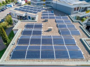 Solaranlagen pflegen: Tipps für optimale Effizienz und längere Lebensdauer auf solaranlage24.org